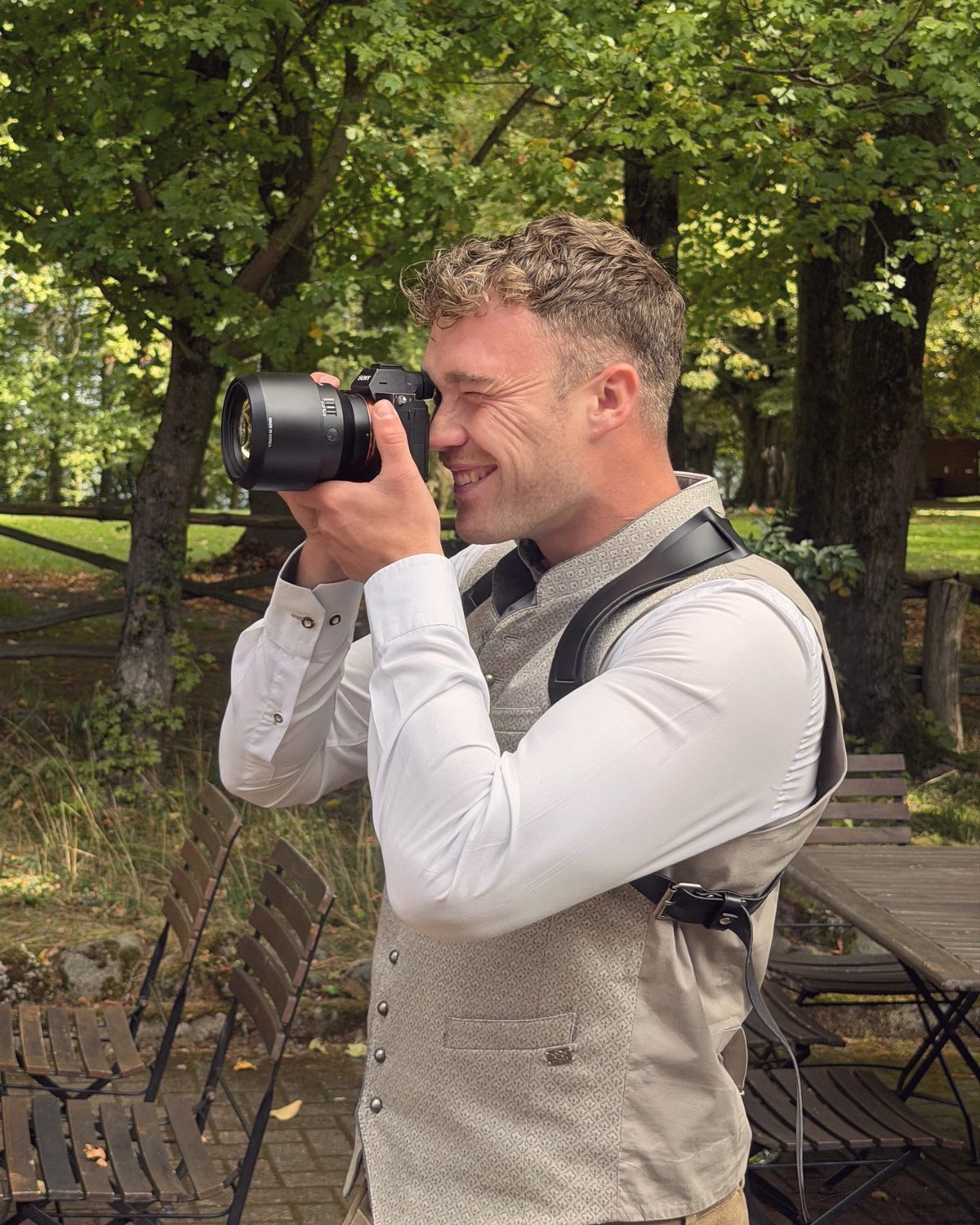 Hochzeitsfotograf Niklas Hruschka mit Kamera auf einer Hochzeit bei Kassel